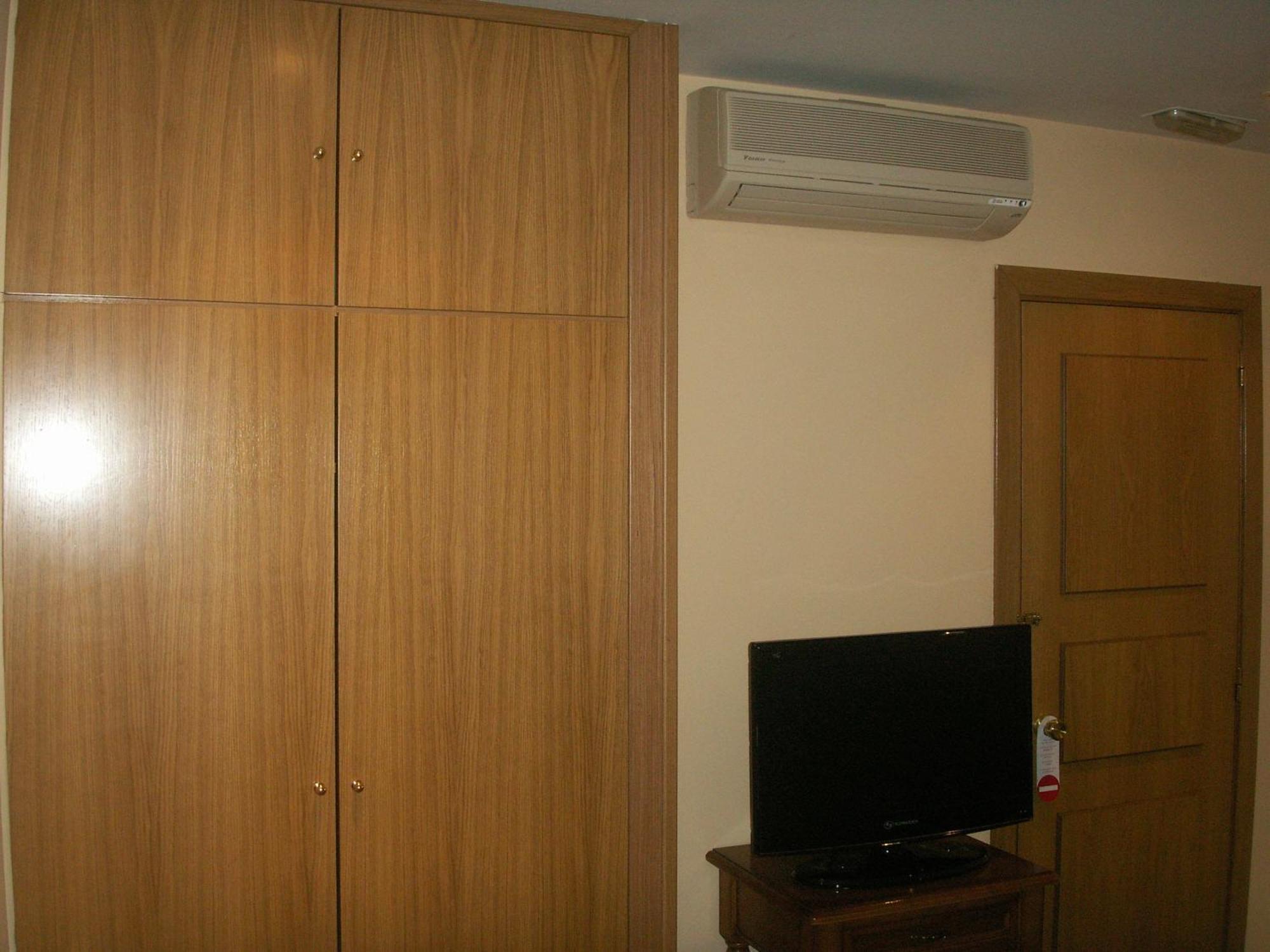 Hostal La Nava Мадрид Экстерьер фото