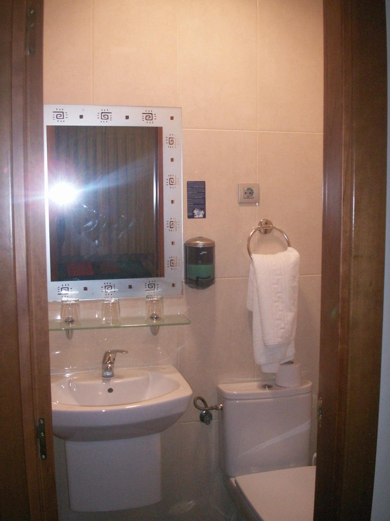 Hostal La Nava Мадрид Экстерьер фото